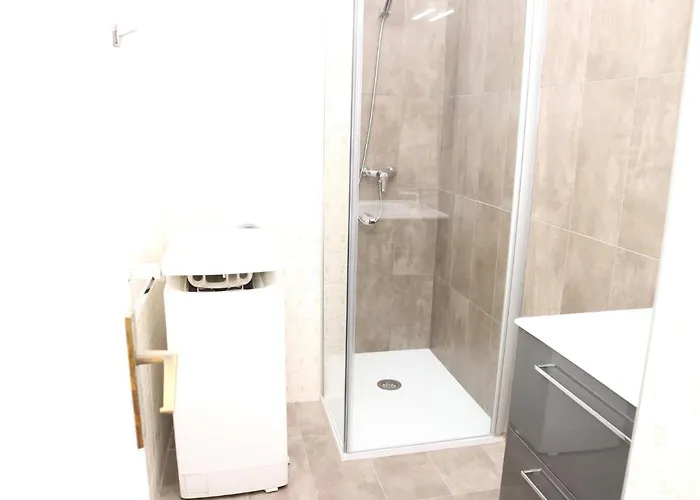 Front De 10 דירה