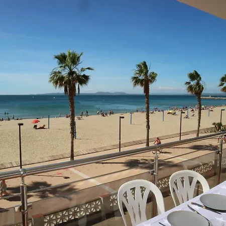 Apartament Front De 10 *