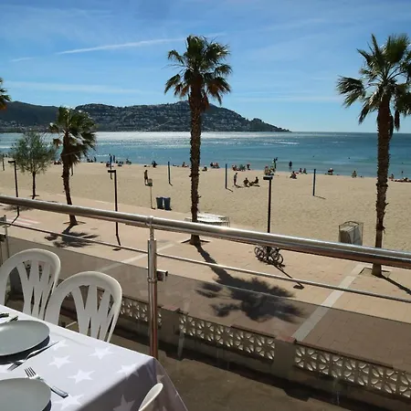 Apartament Front De 10 *