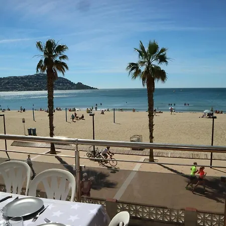 Apartament Front De 10 Roses